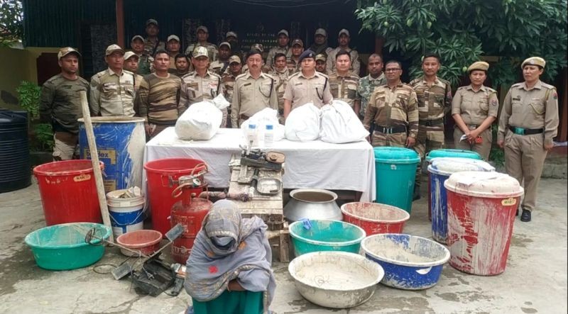 The team of Thoubal police commandos along with the seized brown sugar and the apprehendee on June 13. (NNN Photo)